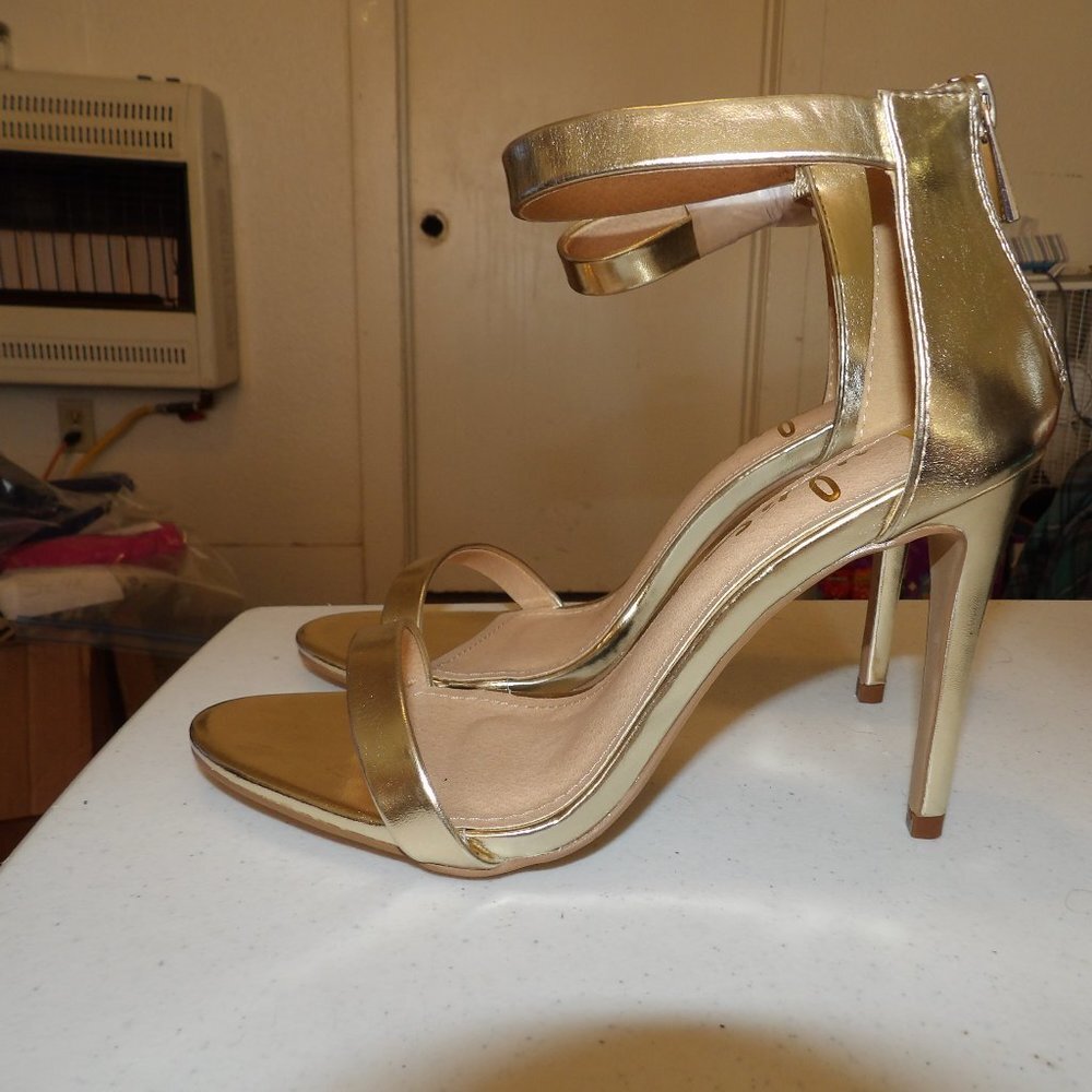 NWOT NWOB Lulus Gold Glitzy Holiday Party Stiletto Heels Never Worn Sz 7.5